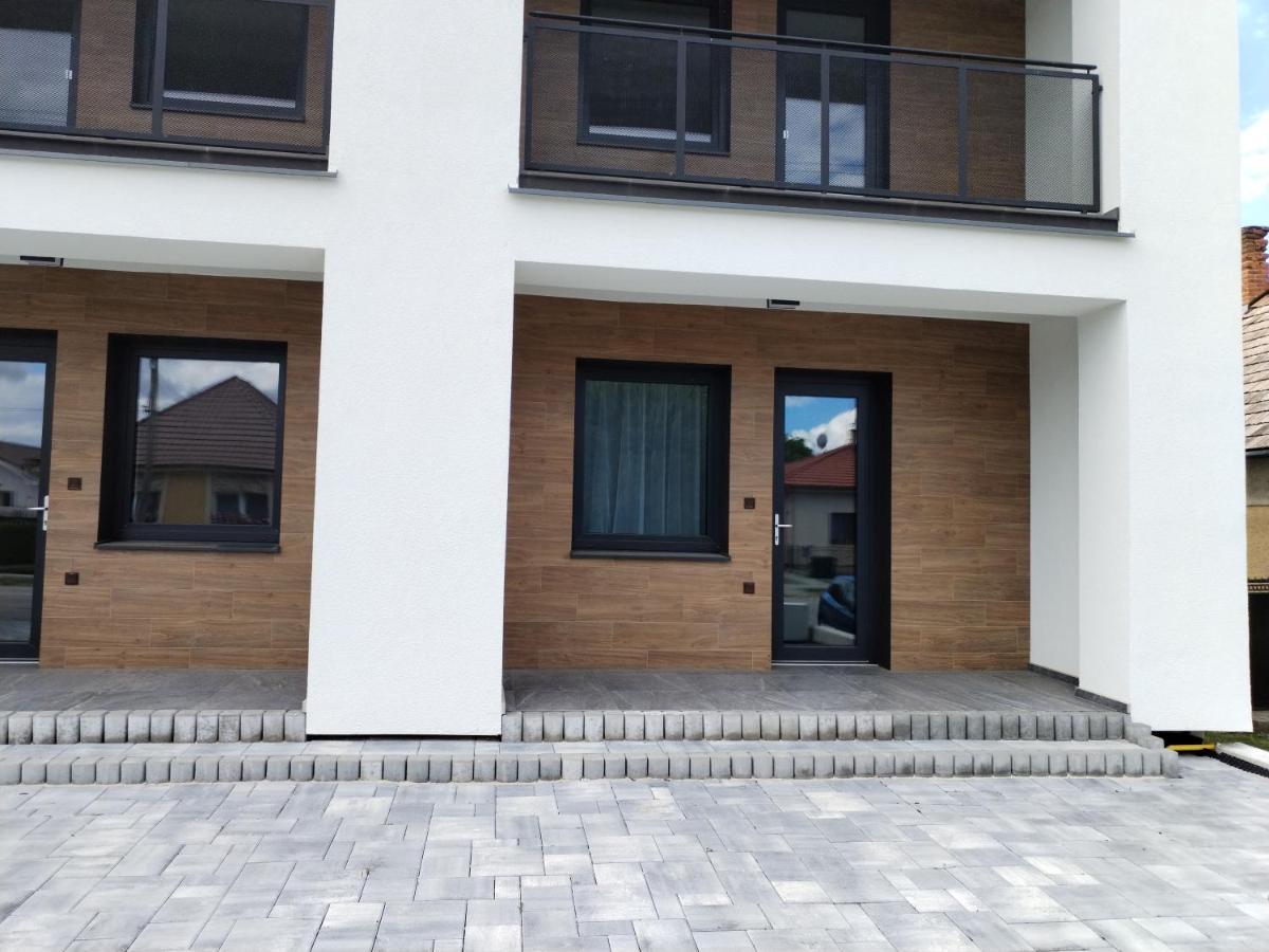 Apartman Pri Parku Solcany Bagian luar foto