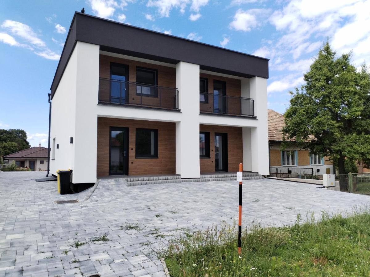 Apartman Pri Parku Solcany Bagian luar foto